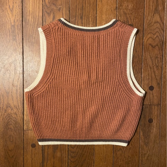 garage brown cropped sweater vest - Picture 2 of 5